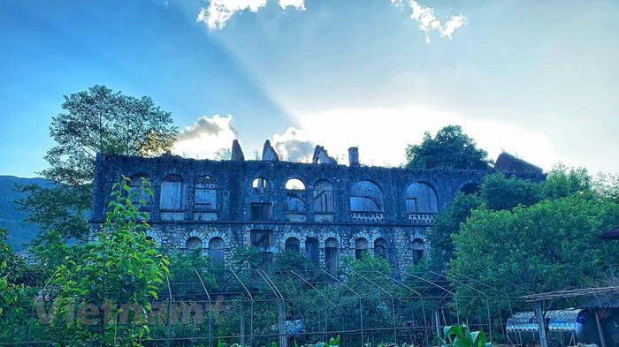 Cách thị trấn Sapa (Lào Cai) khoảng 12km về phía Đông, trên đường đến bản du lịch Tả Phìn, Tu viện cổ Tả Phìn nằm giữa lưng chừng núi, được xây năm 1942. (Ảnh: Xuân Mai/Vietnam+) Cách thị trấn Sapa (Lào Cai) khoảng 12km về phía Đông, trên đường đến bản du lịch Tả Phìn, Tu viện cổ Tả Phìn nằm giữa lưng chừng núi, được xây năm 1942. (Ảnh: Xuân Mai/Vietnam+)