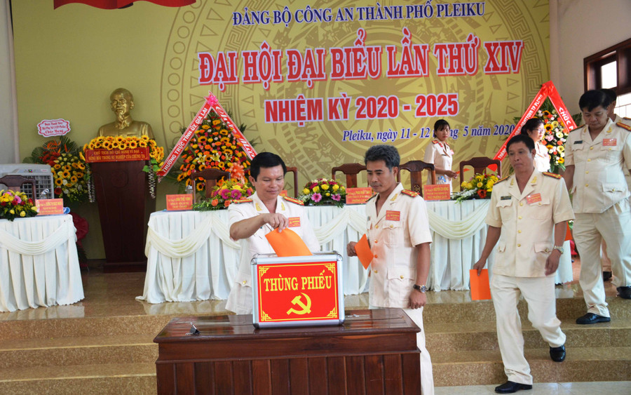 Các đại biểu bỏ phiếu bầu Ban chấp hành Đảng bộ Công an TP. Pleiku nhiệm kỳ 2020-2025. Ảnh: Vĩnh Hoàng 