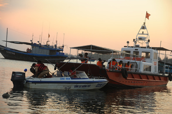 Lực lượng chức năng triển khai ghe thuyền tìm kiếm thi thể các nạn nhân - Ảnh: LÊ TRUNG