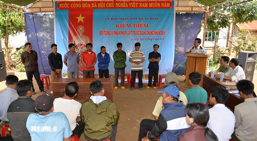 Chính quyền và lực lượng Công an huyện Chư Prông đưa các đối tượng có âm mưu chống phá Đảng, Nhà nước ra kiểm điểm trước dân. Ảnh: Hữu Trường Chính quyền và lực lượng Công an huyện Chư Prông đưa các đối tượng có âm mưu chống phá Đảng, Nhà nước ra kiểm điểm trước dân. Ảnh: Hữu Trường