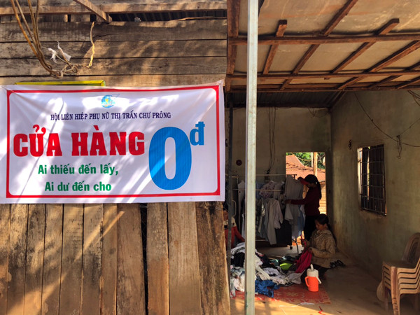 Cửa hàng khai trương ở làng Bò. Ảnh: A.H