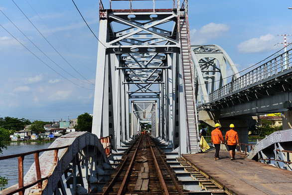 Mai này chỉ còn đoạn ngắn ven bờ để nhắc nhớ từng có một cầu Bình Lợi