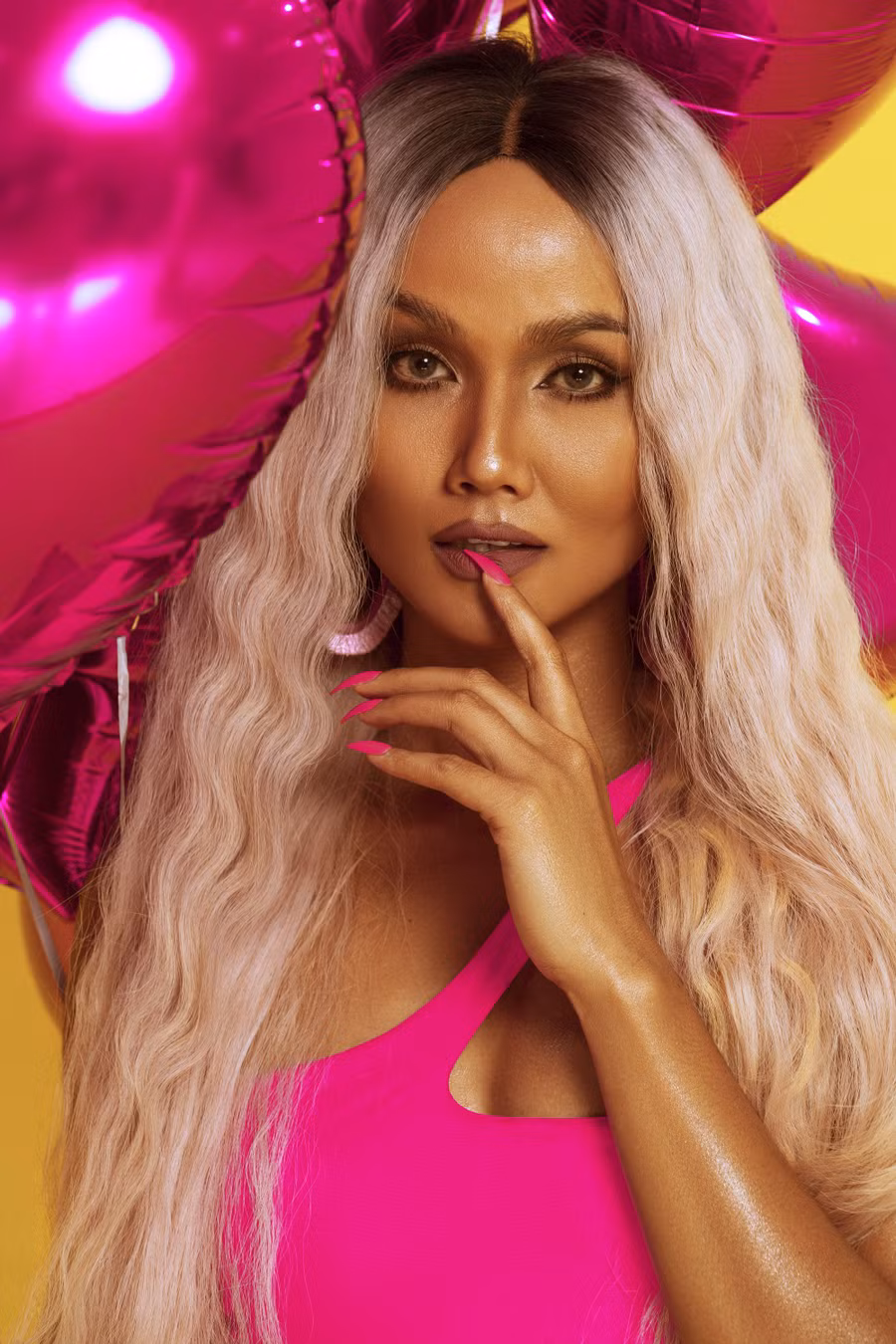 Trong bộ ảnh, H'Hen Niê táo bạo chọn bikini cắt xẻ khoe trọn vòng 3 với số đo 100 cm, kết hợp cùng các phụ kiện như bong bóng và nơ to của NTK Lê Thanh Hòa. Gam màu hồng vốn rất kén người mặc nhưng khi diện lên người tôn khéo làn da khỏe khoắn, đặc trưng của H'Hen Niê.