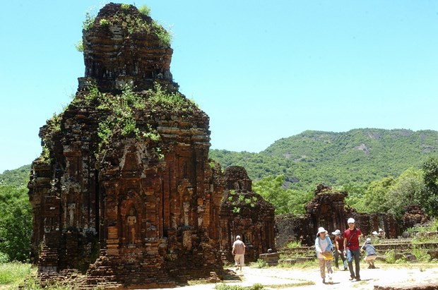 Du khách tham quan Khu di tích Mỹ Sơn. (Ảnh: Minh Đức/TTXVN)