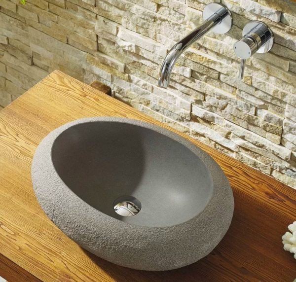 Vẻ bề ngoài thô ráp đối lập với mặt trong nhắn bóng, tạo nên một chiếc bồn rửa ấn tượng.