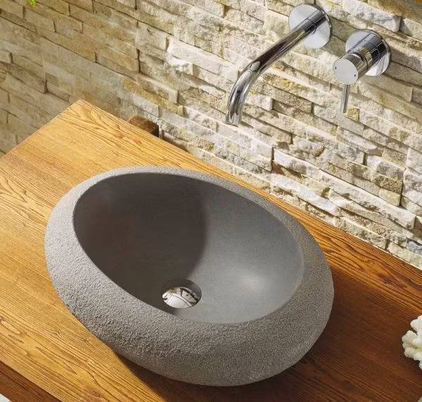 Vẻ bề ngoài thô ráp đối lập với mặt trong nhắn bóng, tạo nên một chiếc bồn rửa ấn tượng.