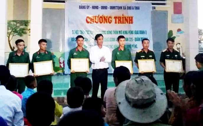 Ủy ban nhân dân huyện Phú Thiện tổ chức khen thưởng tập thể, cá nhân thuộc Trung đoàn 48 tham gia giúp dân di dời nhà cửa, sắp xếp lại dân cư thôn Kinh Pêng, xã Chư A Thai. Ảnh: Minh Nguyễn 