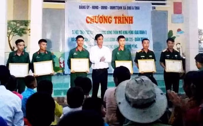 Ủy ban nhân dân huyện Phú Thiện tổ chức khen thưởng tập thể, cá nhân thuộc Trung đoàn 48 tham gia giúp dân di dời nhà cửa, sắp xếp lại dân cư thôn Kinh Pêng, xã Chư A Thai. Ảnh: Minh Nguyễn 