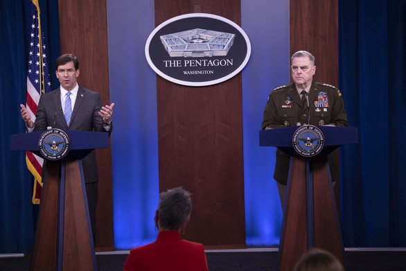 Bộ trưởng Quốc phòng Mỹ Mark Esper (trái) họp báo cùng Chủ tịch Hội đồng tham mưu trưởng liên quân Mỹ Mark Milley ngày 5-5 tại Lầu Năm Góc - Ảnh: Defense.gov Bộ trưởng Quốc phòng Mỹ Mark Esper (trái) họp báo cùng Chủ tịch Hội đồng tham mưu trưởng liên quân Mỹ Mark Milley ngày 5-5 tại Lầu Năm Góc - Ảnh: Defense.gov