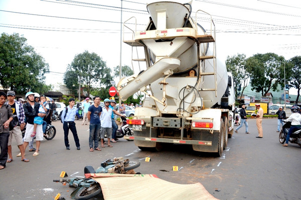 Tai nạn giao thông là nguyên nhân gây ra nỗi đau cho nhiều gia đình. (Ảnh chụp một vụ TNGT trên đường Lê Duẩn, TP. Pleiku). Ảnh: L.H