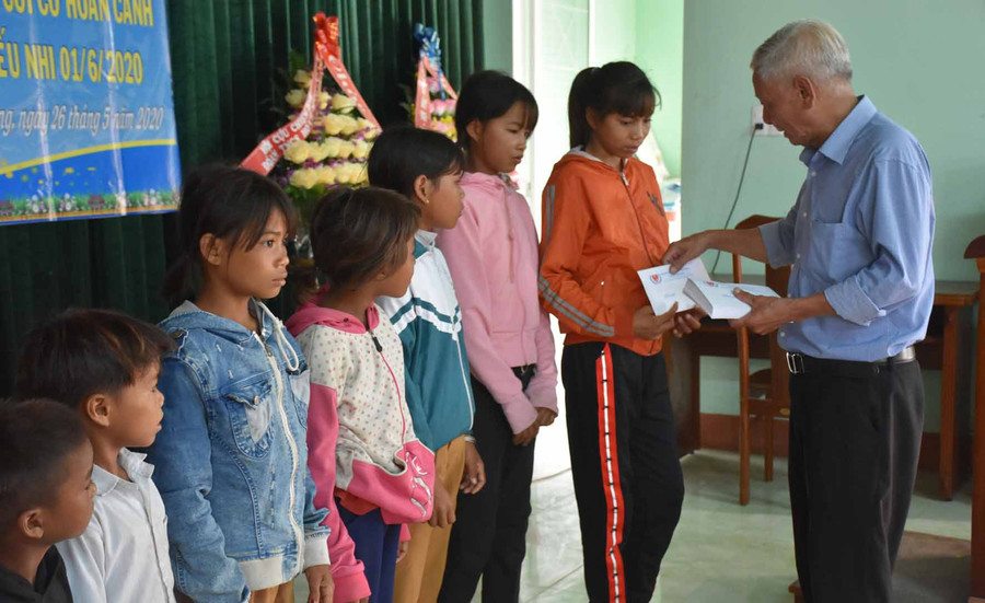 Đại diện Tỉnh hội trao tặng quà cho trẻ em khuyết tật, trẻ mồ côi có hoàn cảnh khó khăn trên địa bàn xã An Trung, huyện Kông Chro. Ảnh: Hà Phương 