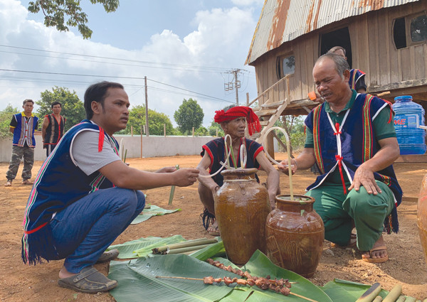 Nghi thức cúng cầu mưa được dân làng O Pếch (xã Ia Pếch, huyện Ia Grai) tổ chức hàng năm để cầu mưa thuận gió hòa. Ảnh: P.V