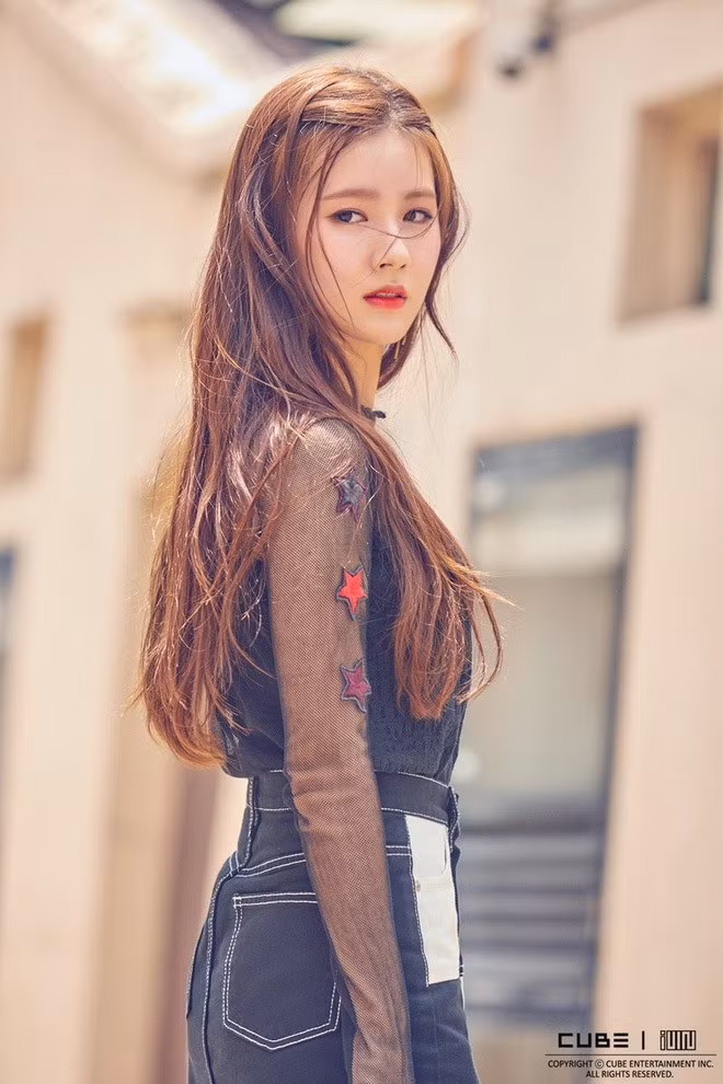 Sở hữu nhan sắc và tài năng, tuy nhiên Mi Yeon vẫn không phải thành viên hút fan của (G)-IDLE. Nhiều người hâm mộ cho rằng cô còn thiếu tự tin khi trên sân khấu và chưa thật sự bộc lộ được cá tính. Ảnh: CUBE. 