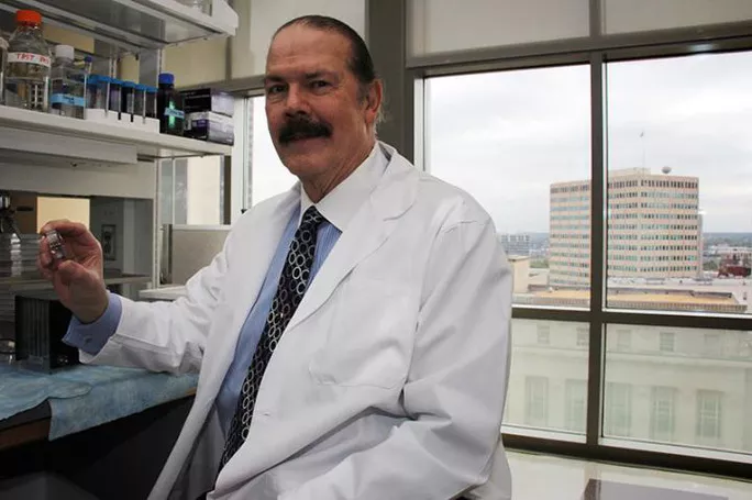 Tiến sĩ Fisher tại phòng thí nghiệm - ảnh: VCU MASSEY CANCER CENTER