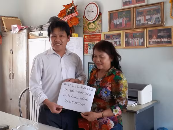 Bà Lê Thị Thanh Tâm (phường Ngô Mây) đã đem số tiền tiết kiệm 100 triệu đồng đến Ủy ban MTTQ phường An Phú ủng hộ, phòng chống dịch Covid-19. Ảnh: N.M