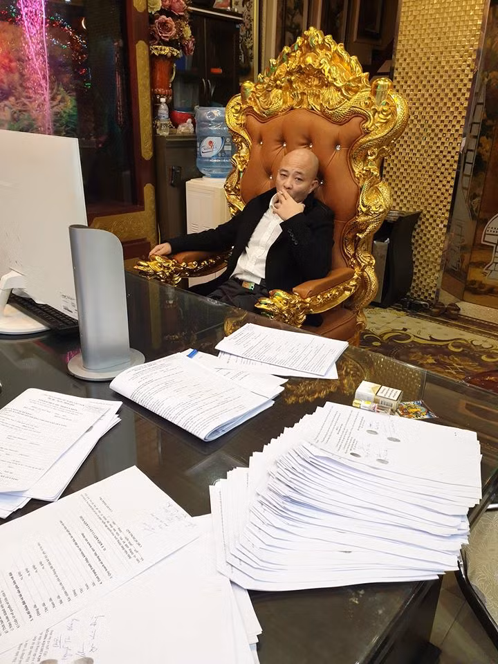  Đường Nhuệ và con nuôi xuất hiện với vai trò người làm chứng trong vụ án của nhà Lâm Quyết.