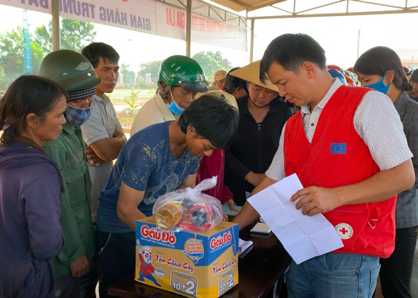 500 phiếu mua sắm miễn phí tại Chơ Nhân đạo (mỗi phiếu trị giá 100.000 đồng) đã được phát cho người dân nghèo, khó khăn. Ảnh: Như Nguyện