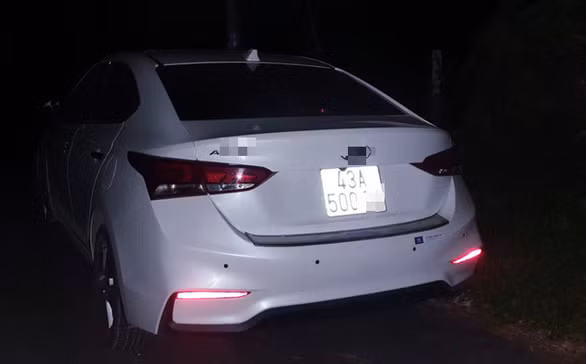 Chiếc xe được cho là dùng để chở thi thể anh D. từ Đà Nẵng ra Huế vào tối 24-5 - Ảnh: Đ.THÀNH