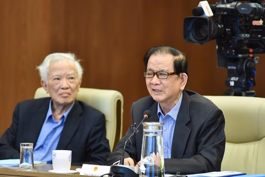  Nguyên Phó thủ tướng Vũ Khoan (trái ảnh) và nguyên Bộ trưởng Bộ Ngoại giao Nguyễn Dy Niên. Ảnh: Nhật Hạ