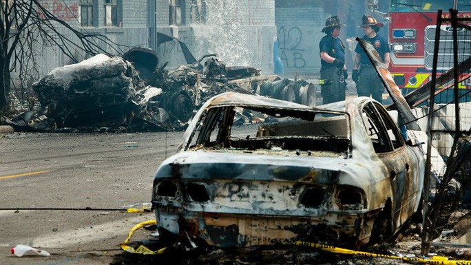 Người biểu tình đốt phá xe. Ảnh: Ben Garvin