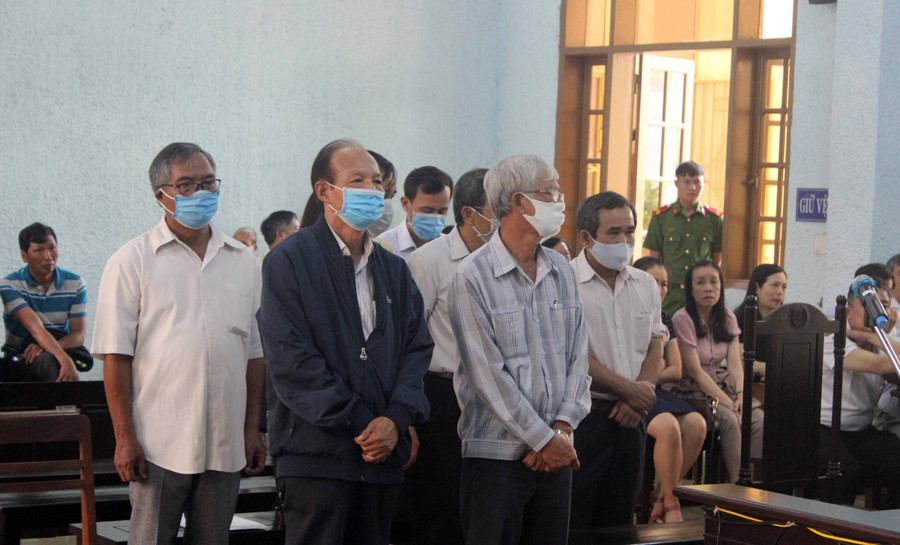 8 bị cáo tại phiên tòa sáng 20-5. Ảnh: Văn Ngọc 