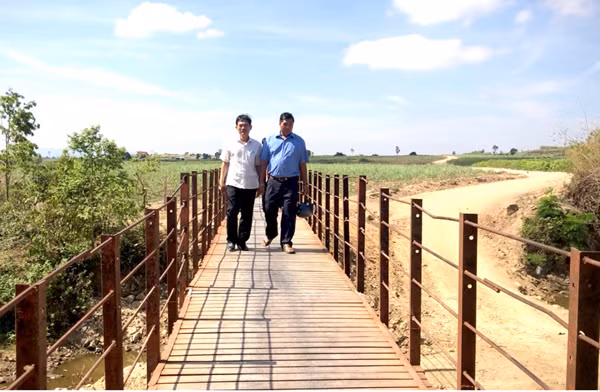 Cầu dân sinh vừa lắp đặt tại vị trí suối cạn giữa làng Mơ Tôn và thôn Hbang (xã Kông Lơng Khơng, huyện Kbang). Ảnh: H.L