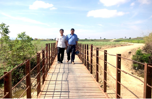 Cầu dân sinh vừa lắp đặt tại vị trí suối cạn giữa làng Mơ Tôn và thôn Hbang (xã Kông Lơng Khơng, huyện Kbang). Ảnh: H.L