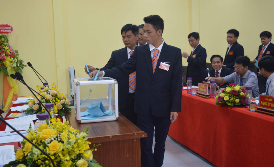 Các đại biểu bỏ phiếu bầu Ban Chấp hành Đảng bộ khóa mới. Ảnh: Anh Huy Các đại biểu bỏ phiếu bầu Ban Chấp hành Đảng bộ khóa mới. Ảnh: Anh Huy