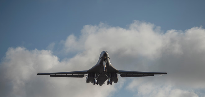 B-1B hạ cánh xuống căn cứ Andersen sau chuyến bay đến Biển Đông ngày 26.5 - Ảnh: Không quân Mỹ B-1B hạ cánh xuống căn cứ Andersen sau chuyến bay đến Biển Đông ngày 26.5 - Ảnh: Không quân Mỹ