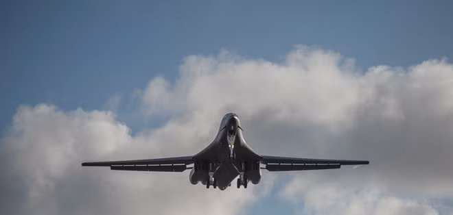 B-1B hạ cánh xuống căn cứ Andersen sau chuyến bay đến Biển Đông ngày 26.5 - Ảnh: Không quân Mỹ