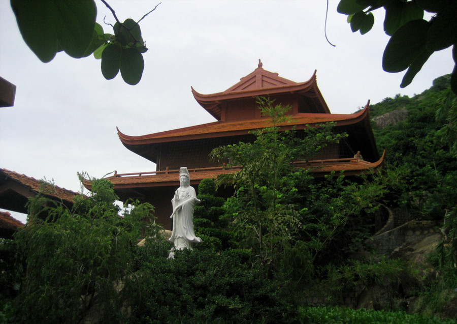 Một góc Chùa Hang. Ảnh: LT