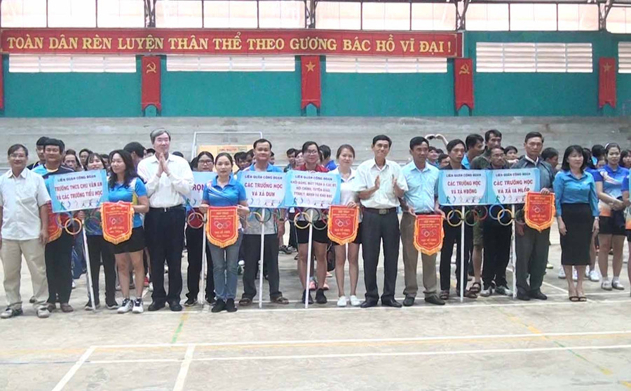 Lãnh đạo huyện trao cờ lưu niệm cho các đội. Ảnh: Mỹ Đức