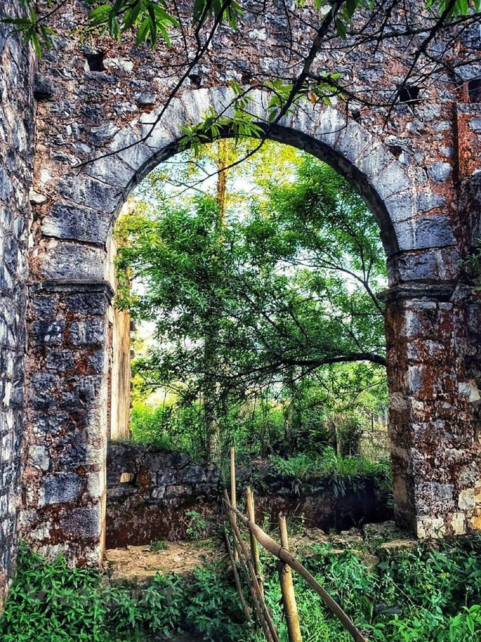 Tất cả giờ đây đã không còn phần mái, chỉ trơ lại những bức tường đá phủ kín rêu phong. (Ảnh: Xuân Mai/Vietnam+) Tất cả giờ đây đã không còn phần mái, chỉ trơ lại những bức tường đá phủ kín rêu phong. (Ảnh: Xuân Mai/Vietnam+)