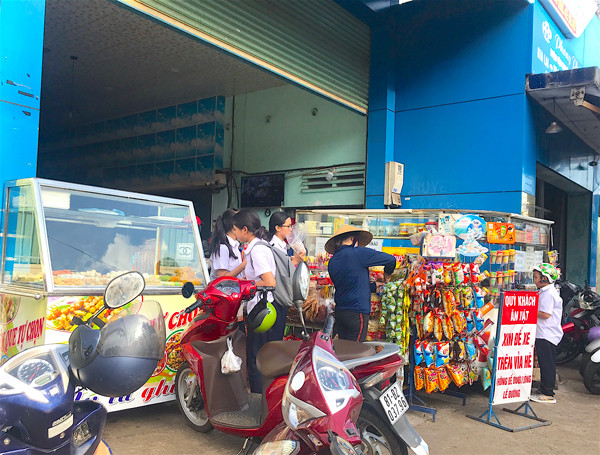 Các hàng quán bán đồ ăn vặt luôn hấp dẫn học sinh mỗi khi tan trường. Ảnh: M.T