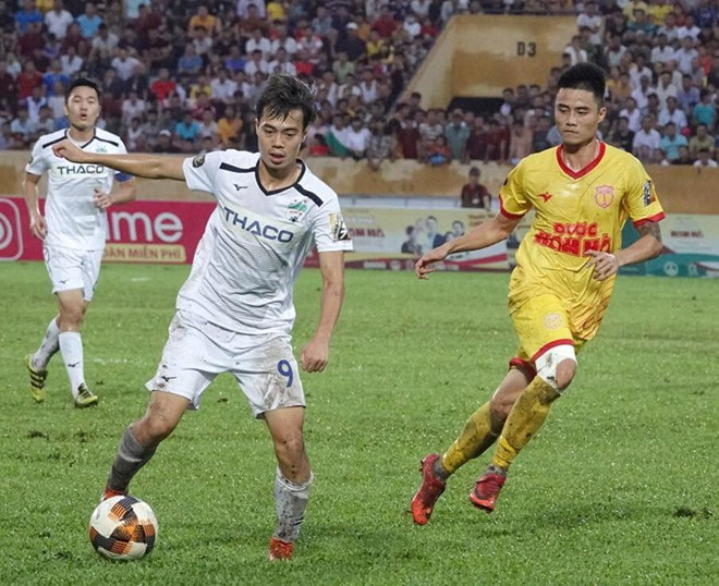 Văn Toàn trong trận gặp Nam Định mùa rồi ở V-League Ảnh: VPF