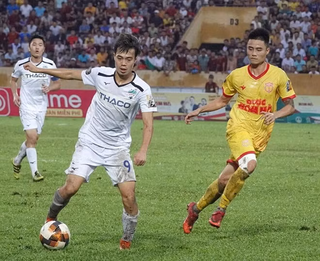 Văn Toàn trong trận gặp Nam Định mùa rồi ở V-League Ảnh: VPF