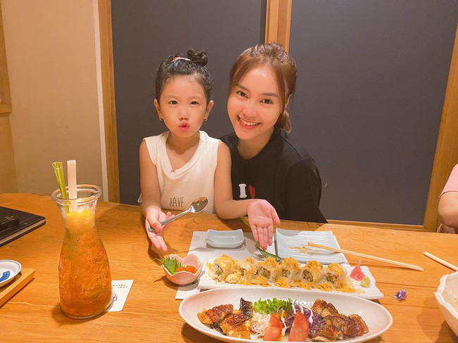 Ninh Dương Lan Ngọc cùng cháu gái thưởng thức món ngon, khiêu khích người không được ăn: “Chắc ai đó sẽ thèm lắm! Không sao đâu, ai thèm gửi Ngọc ăn giúp nha”. Ninh Dương Lan Ngọc cùng cháu gái thưởng thức món ngon, khiêu khích người không được ăn: “Chắc ai đó sẽ thèm lắm! Không sao đâu, ai thèm gửi Ngọc ăn giúp nha”.