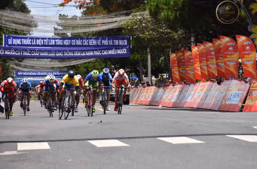 Các tay đua đang đạp nước rút về đích. Ảnh: Hà Phương 
