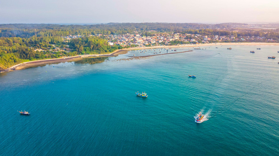 Toàn cảnh sáng sớm của làng chài Châu Thuận Biển. Ảnh: NGUYỄN DUY SINH