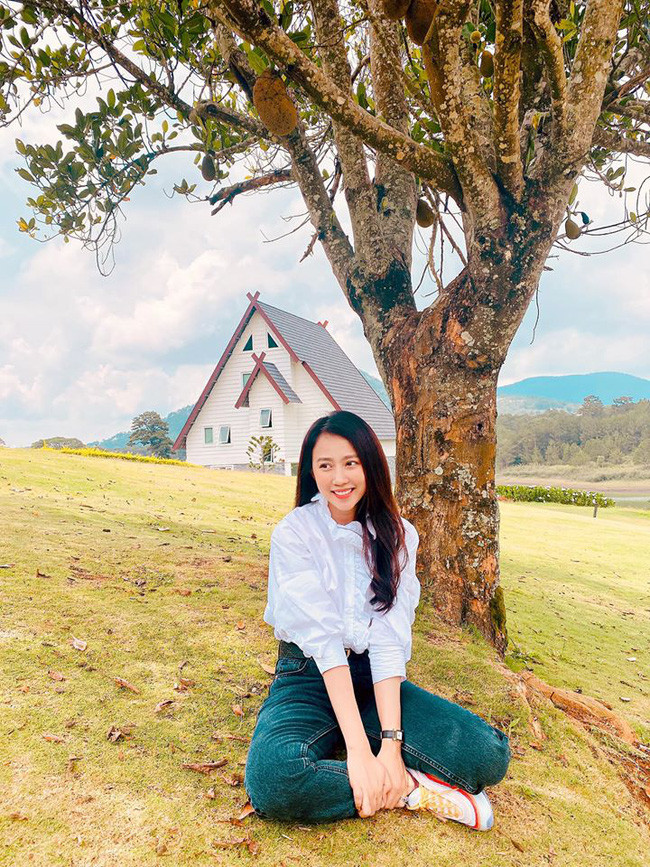 Hồng Loan diện quần jeans kết hợp với áo sơ mi trắng và giày thể thao trong ngày. Nữ diễn viên được fan khen ngợi vẻ ngoài trẻ trung như nữ sinh.