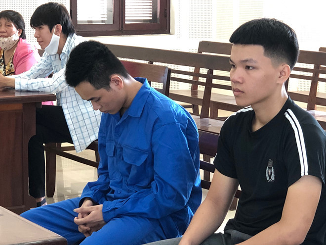 2 bị cáo cùng lãnh án về tội giết người - Ảnh: Nguyễn Tú 2 bị cáo cùng lãnh án về tội giết người - Ảnh: Nguyễn Tú