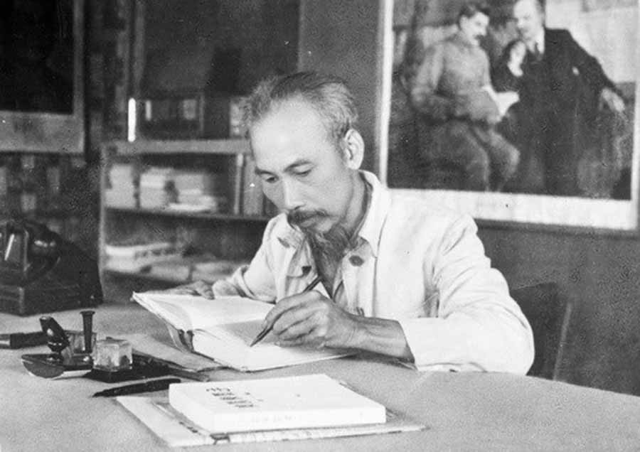  Chủ tịch Hồ Chí Minh làm việc tại căn cứ Việt Bắc (ảnh tư liệu).