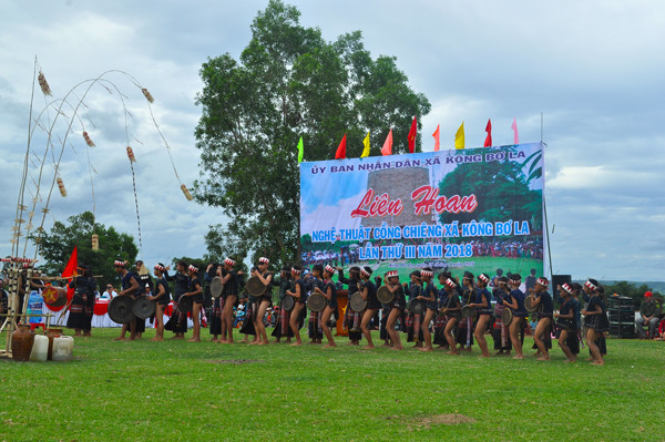 Một đội cồng chiêng thiếu nhi biểu diễn tại Liên hoan nghệ thuật cồng chiêng xã Kông Pla (huyện Kbang). Ảnh: P.L Một đội cồng chiêng thiếu nhi biểu diễn tại Liên hoan nghệ thuật cồng chiêng xã Kông Pla (huyện Kbang). Ảnh: P.L
