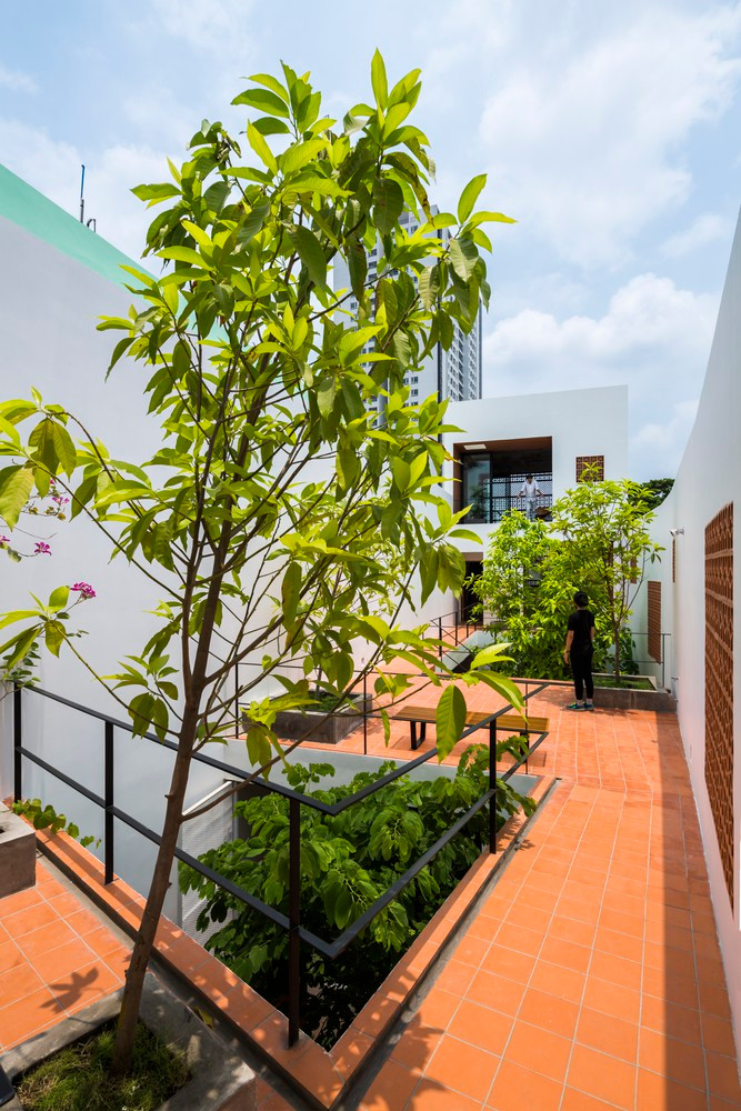 Các thành viên có thể quan sát khu nhà phía dưới từ trên cao.