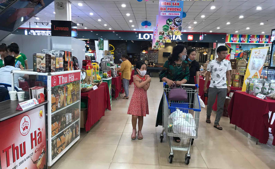 Khách đến tham qua, mua sắm tại Lễ hội nông sản địa phương. Ảnh: Vũ Thảo