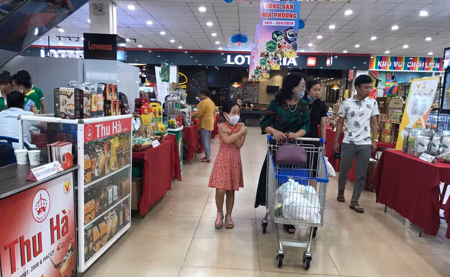 Khách đến tham qua, mua sắm tại Lễ hội nông sản địa phương. Ảnh: Vũ Thảo