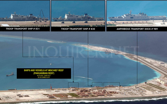 Tàu chuyển quân, tàu vận tải quân sự của Trung Quốc neo đậu tại đá Vành Khăn thuộc quần đảo Trường Sa của Việt Nam nhưng bị Trung Quốc chiếm đóng trái phép – Không ảnh do Inquirer chụp năm 2017. Vành Khăn hiện là thực thể nhân tạo lớn nhất Trung Quốc xây trái phép tại Trường Sa. Tàu chuyển quân, tàu vận tải quân sự của Trung Quốc neo đậu tại đá Vành Khăn thuộc quần đảo Trường Sa của Việt Nam nhưng bị Trung Quốc chiếm đóng trái phép – Không ảnh do Inquirer chụp năm 2017. Vành Khăn hiện là thực thể nhân tạo lớn nhất Trung Quốc xây trái phép tại Trường Sa.