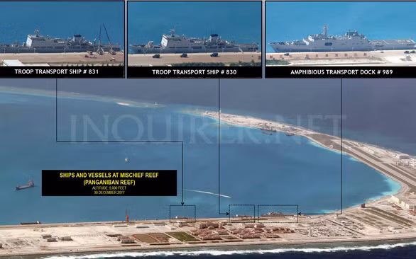 Tàu chuyển quân, tàu vận tải quân sự của Trung Quốc neo đậu tại đá Vành Khăn thuộc quần đảo Trường Sa của Việt Nam nhưng bị Trung Quốc chiếm đóng trái phép – Không ảnh do Inquirer chụp năm 2017. Vành Khăn hiện là thực thể nhân tạo lớn nhất Trung Quốc xây trái phép tại Trường Sa.