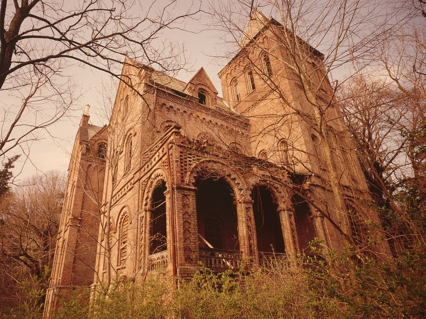 Lâu đài Bologclyffe ở New York, Mỹ: Được xây dựng năm 1853, lâu đài Bologclyffe từng thuộc về một cư dân Manhattan có tên Elizabeth Schermerhorn Jones. Dinh thự từng rất sang trọng và truyền cảm hứng cho cụm từ “Theo kịp với Joneses“. Khu bất động sản này bị bỏ hoang vào những năm 1950. Ảnh: AP.