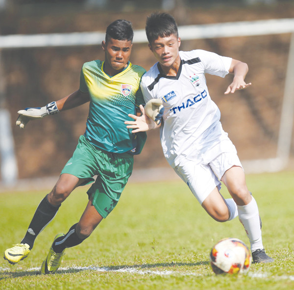 Cầu thủ U19 HAGL 1 (áo trắng) đang tràn trề cơ hội lọt vào vòng chung kết. Ảnh: M.V